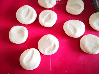 韭菜鸡蛋盒子,面团分成大小适中的面剂子， 