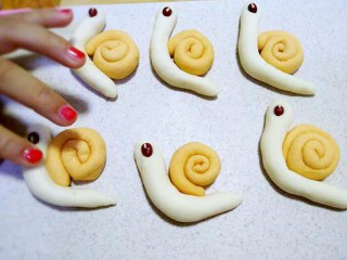 花样馒头~小蜗牛馒头,把黄色面团放在白色身体上，记得要沾点水