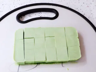 抹茶奶冻白玉丸子,你从冰箱取出抹茶奶冻,脱模切成小块