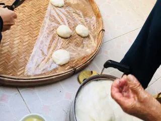 客家小吃:蒜苗粿(葫粄)➕菜头粄,一个个放好,防止粘连