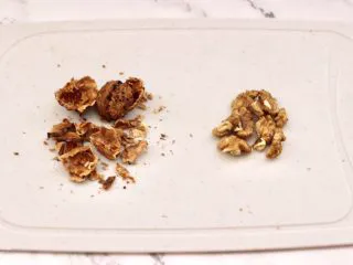 核桃花生红枣露,把核桃用夹核桃的工具，去皮后、把核桃仁取出来。