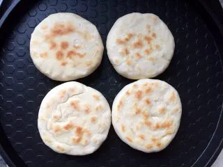 四川乐山名小吃—粉蒸肉卡饼,放入放入电饼铛烤至两面如图所示即可。
