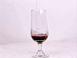 颜值高+口感好！微醺少女的甜美酒单，夏天喝这个就对了！,倒入竹蔗冰糖糖浆