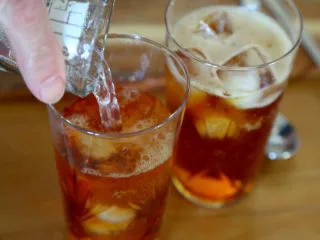 英式水果鸡尾酒Pimm's,7.倒入玻璃杯中。