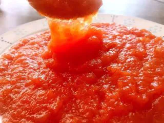 柚子茶/果酱,熬好的柚子盛出晾至温温拌入蜂蜜，边放蜂蜜边品尝一下酸甜度——根据自家的口味来调整酸甜度