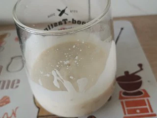 蓝莓麦片酸奶杯,酸奶加入杯中