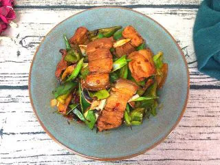 辣子蒜苗回锅肉,好香的回锅肉炒好了，给老爸炒了一份不放辣椒的