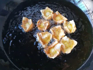 锦卤馄饨——《风味人间》复刻版,小火炸至外皮金黄酥脆。