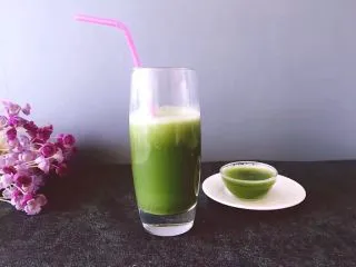 健康饮品之黄瓜雪梨汁,杯子高一些的是直接到的，口感也不错哟。