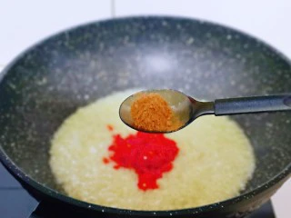 自制蒜蓉辣酱,加入十三香。(不喜欢可以不放)