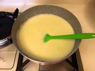 水果之王《榴莲雪糕》【冷饮甜点】,最后搅拌均匀的液体,再次倒进不粘锅中。小火加热。需要不停的搅拌!