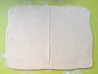 意式红烩牛柳酥,用刀将面片均分成2等份,之后轻轻移动一片,让两片面片分开些距离