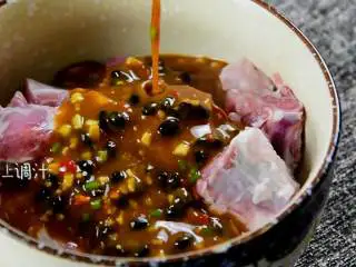 百吃不厌的鼓椒蒸排骨,学会了招呼客人不再愁,取一小碗，碗中加入豆鼓、小米椒、蒜末、姜末、葱末、胡椒粉、淀粉、盐、糖、料酒、生抽、蚝油拌匀。 拌好的调汁淋入排骨。 抓匀，腌制1小时以上。