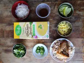 越南风味鸡肉米粉汤,把姜切丝。香菜 剁好，墨西哥胡椒 切成小块。