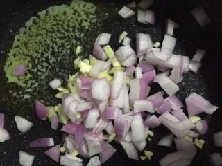 创意鹅肝甜点,加入洋葱翻炒