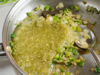 辣墨西哥风味蛋白质碗,同时,在一口小锅里开中火,加入1汤匙橄榄油 和1/2杯准备好的三合一混合 ,炒至变软,有点半透明。