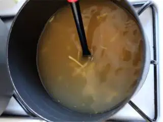 越南风味鸡肉米粉汤,用中号汤锅高温加热低钠鸡汤 和姜丝 (2 汤匙)，大火煮开。