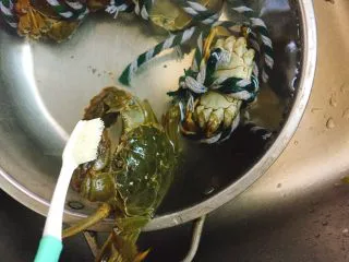 家常菜+红烧大闸蟹,用刷子刷干净