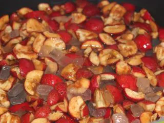 老北京小吃之“山楂糕”,锅里不用放油,直接倒山楂进去,加水没过山楂就好。中火煮十分钟到山楂软烂。