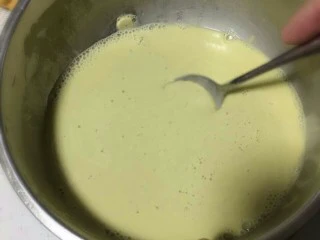 大同特色小吃苦荞粉,加入凉水搅拌均匀直到没有小疙瘩