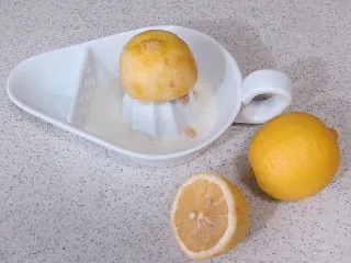 法式小甜点【椰蓉柠檬小方】,柠檬切开,榨汁备用