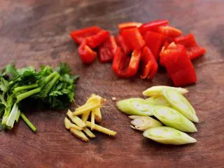 丝瓜花蛤炖豆腐,红椒切块，葱姜片丝，香菜切段。