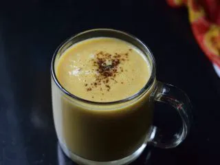 暖心红薯拿铁,面上洒些红糖装饰一下。