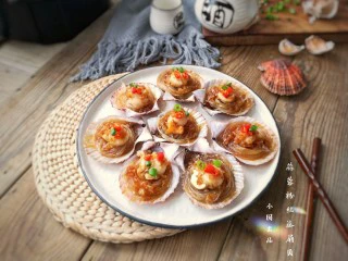 蒜蓉粉丝蒸扇贝,烧烤的时候就喜欢经常点这个呢！ 当然啦，爱吃蒜蓉粉丝的都不会错过！