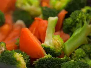 番茄烧菜 竟也有那么多小技巧,3-6 加生抽、盐，翻炒均匀，即可出锅