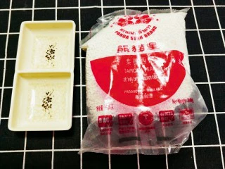 杨梅西米露奶茶,将西米放在锅中煮
