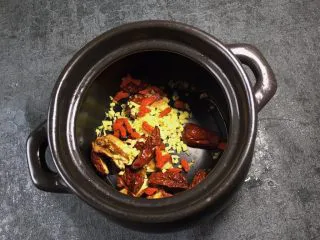 养生之姜汁红糖水,将泡好的苟记放入煲中