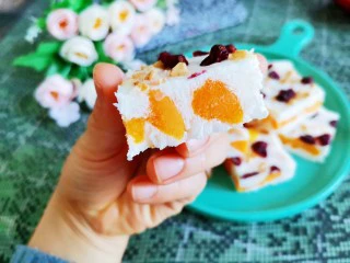 厚切芒果酸奶,浓浓的果香配着酸酸甜甜的蔓越莓,奶香浓郁,超级好吃,超级凉爽