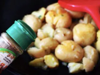 烧烤风味的香煎孜然小土豆,直至把小土豆煎的金黄金黄的以后，加入烧开调料来调味，随自己喜好来添加哈，我喜欢口味重的就多加了一些，我这个调料味以孜然味为主哈；