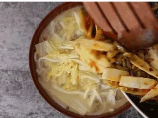 何必浪荡街头,在家也能嗦一碗粉,炒好的酸笋豆角浇头倒在米粉汤上