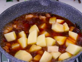五花肉烧土豆,水烧开之后加入土豆