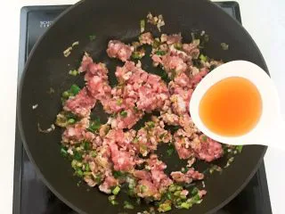 风味炒面 芽菜肉末炒玉米面,加入半勺料酒
