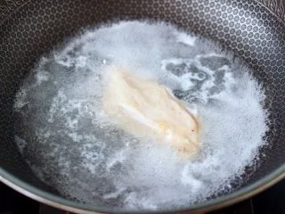 风味酸黄瓜鸡肉热压三明治,锅中倒入适量的清水，把即食鸡胸肉放到锅里加热一下。