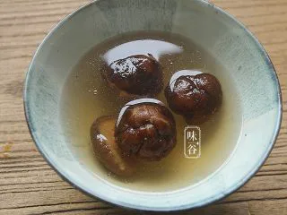 苦夏时的清爽下饭菜~酿苦瓜,香菇浸泡20分钟,泡软;