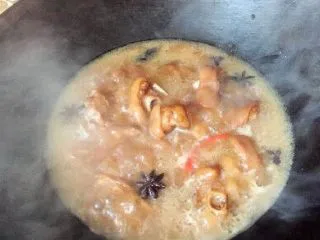 家常菜焖猪脚,烧开后转小火,盖上锅盖焖30~40分钟让猪脚熟透(此处我有一个偷懒的小办法,每次大火煮开后我就整锅倒进高压锅,选择豆类猪蹄类压12分钟,出锅再倒入炒锅上收汁。省时间,不过要多洗一个锅😂😂)