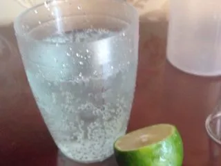 蓝色七喜饮品,杯子里搅拌，倒出。在香槟杯里加入柠檬汁几滴。