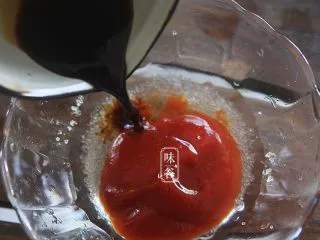 糖醋脆皮豆腐,倒入酱油；