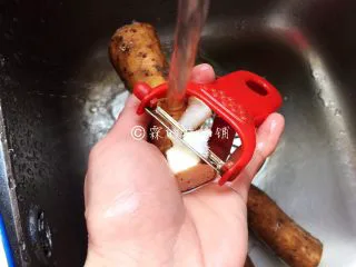 素炒山药 春的山药 清脆又爽口,山药最好是在流水的状态下，刨皮，否则手会很遭罪，而且为了避免山药氧化，尽量等要炒的时候再去准备。