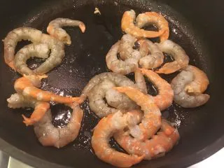 普罗旺斯风味番茄烩大虾,虾子下锅稍微炒一下，不用炒的太熟