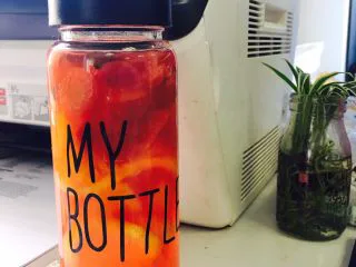 美丽的水果饮品,拍好照以后,除了柠檬,全部倒出来,倒在小锅里,煮一下。水果煮过再吃,对肠胃好。煮过的,就没有先前那么好看了。带到办公室,拍个照。