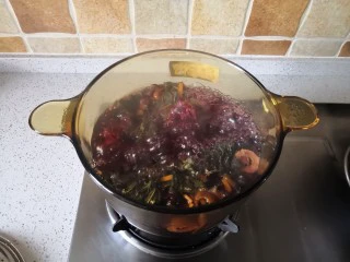 夏季消暑饮品—冰镇酸梅汤,浸泡后开大火煮至沸腾,转中小火继续煮30分钟。