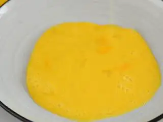 炸金针菇—花开富贵的造型又超级香脆，不要错过哦,鸡蛋打散。