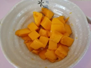 百香果+芒果苹果汁,切好的芒果