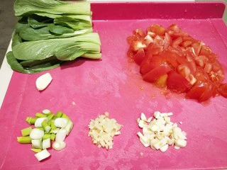 水晶豆腐番茄浓汤宝,都准确好了就可以制作了。
