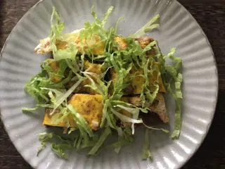 街头风味东北烤冷面,撒上剩余的生菜丝