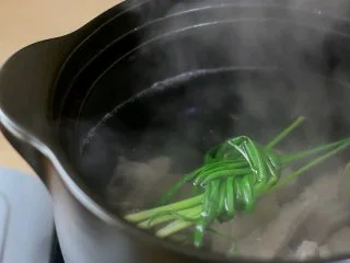 排骨海带汤，清淡有营养，还有淡淡的大海的味道,排骨转入汤锅，放入姜片、葱结，加入足量开水。